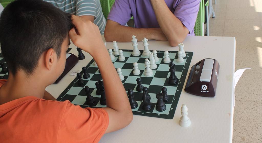 Aile ve Sosyal Hizmetler Bakanlığı, Gençlik ve Spor Bakanlığı ile Türkiye Satranç Federasyonu işbirliğiyle Mersin’in Silifke ilçesinde ASHB Çocuk Hizmetleri Genel Müdürlüğü 8. Türkiye Satranç Şampiyonası düzenlendi.