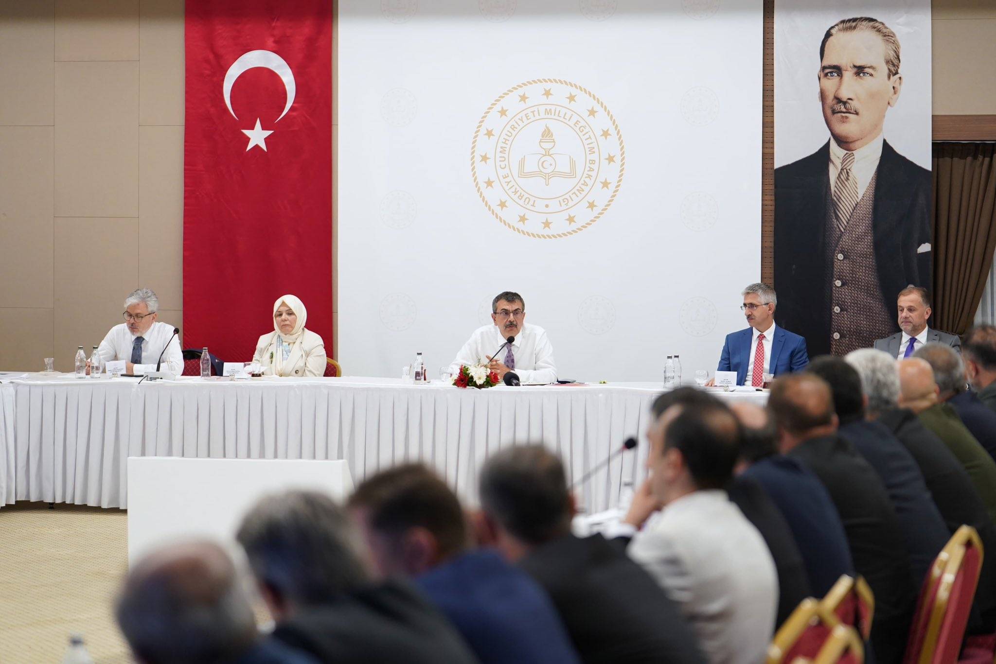 bakan-tekin-3.jpeg