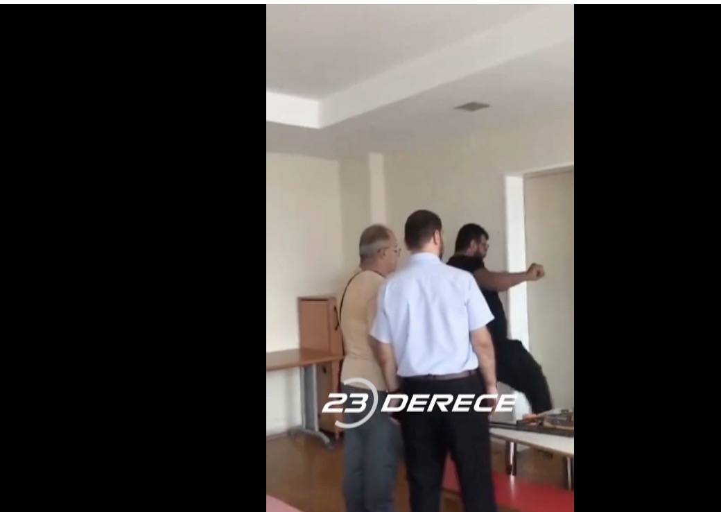 Bursa'daki İmam Hatip Ortaokulunun Müdürü Ergin Kaya Kırbıyık söylem ve davranışları tepki çekmeye devam ediyor. Ökten, bu kez kadın müdürün odasının kapısını kırdı.