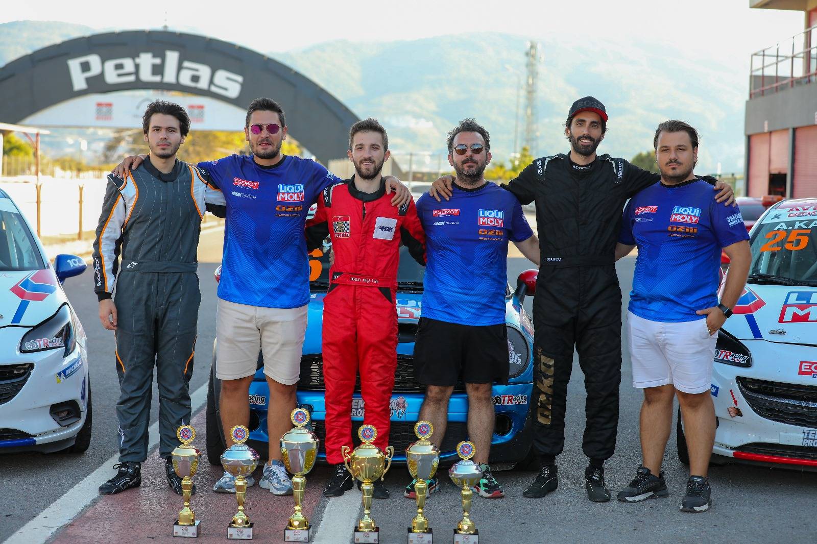 İzmirli H2K Racing Team Körfez’de kupalara ambargo koydu