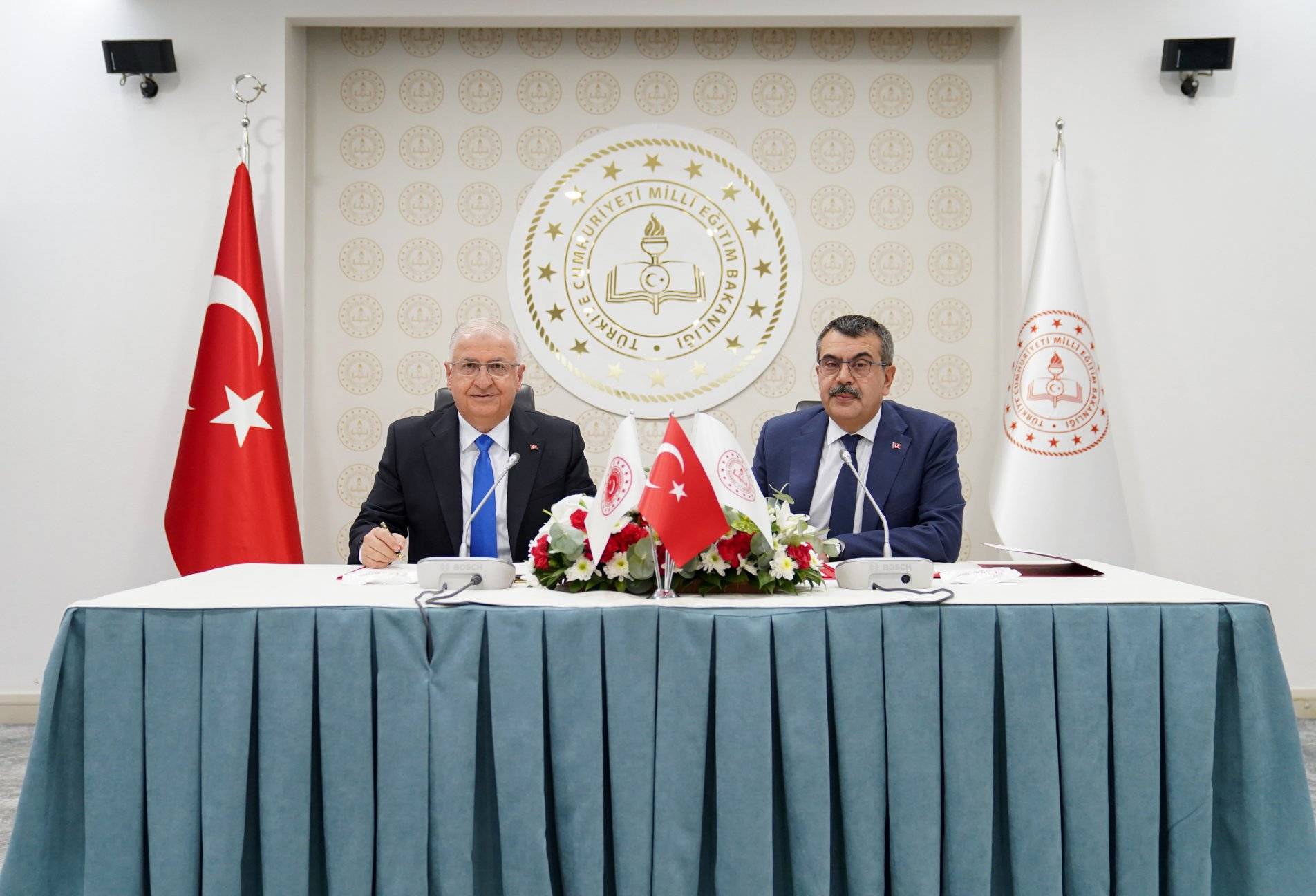 Millî Eğitim Bakanlığı (MEB) ve Millî Savunma Bakanlığı arasında, savunma sanayisinin nitelikli insan gücünü yetiştirmek, belgelendirmek ve bu alandaki okullardan mezun olan öğrencilerin istihdamını sağlamak amacıyla iş birliği protokolü imzalandı.